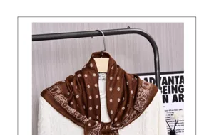 Καφέ βελούδινο μαντίλι με paisley σχέδιο λεπτομέρεια, ρετρό ζεστό τετράγωνο φουλάρι.