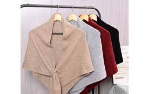 Vista dettagliata della sciarpa scialle triangolare in maglia spessa per donna in vari colori.