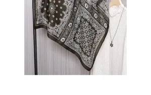 Κλασικό ρετρό κασκόλ τετράγωνο με σχέδιο paisley για γυναίκες, κομψό σκούρο καφέ αξεσουάρ.