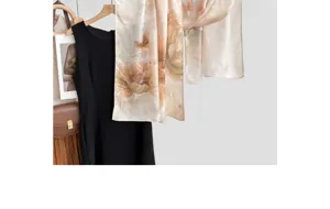 Seidenschal Detailansicht mit elegantem Blumen und Schmetterling Jacquardmuster und feiner Textur.