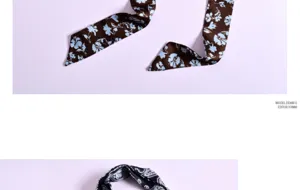 Dettaglio ravvicinato di foulard in seta sottile con stampa floreale blu e motivi cachemire.