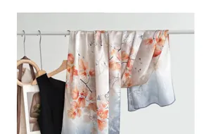 Eleganter chinesischer Maulbeerseiden-Langschal mit Blumen- und Schmetterlingsprint.