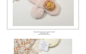 Vue détaillée du tour de cou en peluche pour enfants, écharpe douce en fausse fourrure avec joli patch.