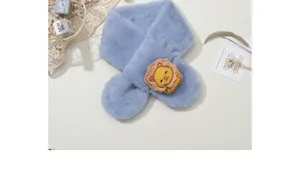 Vue détaillée de l'écharpe en peluche douce pour enfants avec charmant patch de lion de dessin animé.