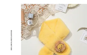 Vue détaillée d'écharpe en peluche jaune pour enfants avec patch de lion, tour de cou.