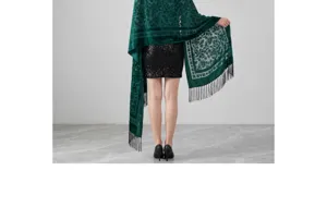 Stola in velluto verde con intricato motivo floreale jacquard ed elegante orlo con frange.