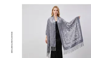 Elegante scialle in jacquard di velluto con frange da donna, foulard alla moda.