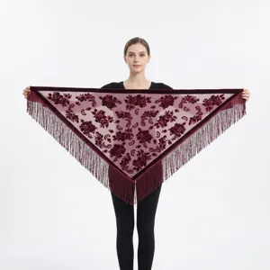 Elegante scialle triangolare in velluto da donna, design jacquard floreale con frange.