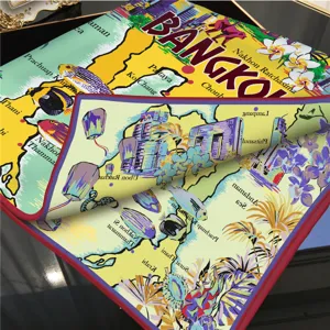 Foulard carré en soie luxueux de 90 cm avec bords roulés à la main et design de Bangkok.