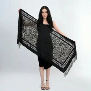 Elegante scialle jacquard in velluto nero da donna, con motivi floreali boho e frange.