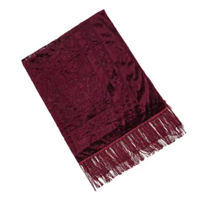 Tappeto da preghiera in velluto rosso vino con delicati motivi jacquard floreali e frange eleganti.