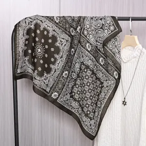 Κλασικό τετράγωνο μαντήλι με σχέδιο paisley, ζεστό vintage μαντήλι φθινόπωρο χειμώνας.