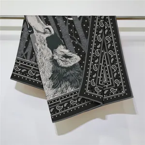 Schwarz grau Wolf Wald bedruckter Schal stilvolles Paisley Quadrat Tuch Herbst Accessoire