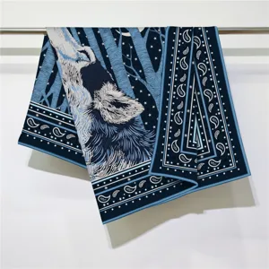 Luxuriöser Samt-Quadratschal mit heulendem Wolf und klassischem Paisleymuster-Randdesign.