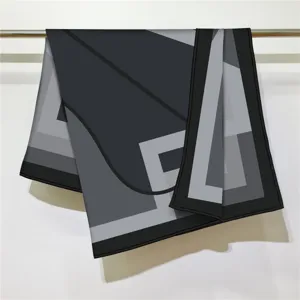 Elegantes Herbst Samtquadrattuch mit geometrischem Druck und handgerollten Kanten.