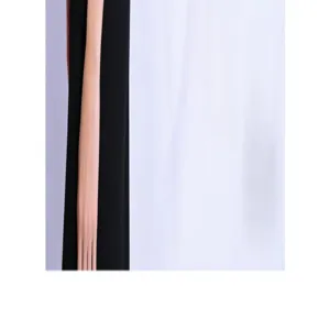 Primo piano dettaglio di sciarpa a nastro sottile e lunga, elegante tessuto versatile.