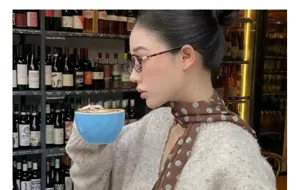 Foulard en soie à pois marron rétro français. Longue écharpe élégante et accessoire chic.