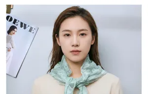 Élégant foulard triangulaire en dentelle florale pour femme, accessoire de cou chic printemps.
