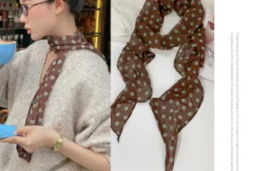 Détail de foulard en soie à pois marron rétro montrant la texture fine, écharpe polyvalente.