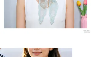 Detalle de bufanta triangular de encaje floral azul, pañuelo transparente elegante para mujer moda.