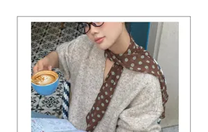 Foulard fin rétro marron à pois style français accessoire élégant pour femme détail chic