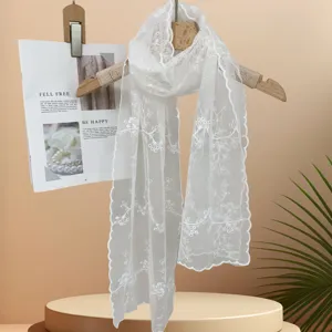 Écharpe élégante en dentelle blanche brodée de fleurs pour femmes, foulard léger et chic.