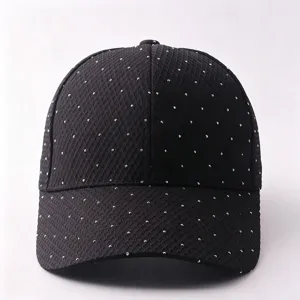 Schwarze Mesh-Baseballkappe mit glitzernden silbernen Strasspunkten fuer den Sommer.