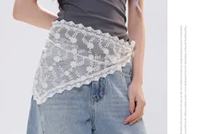 Foulard triangulaire en dentelle blanche à nouer, accessoire de taille ou bandeau élégant.