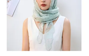 Foulard triangulaire en dentelle française pour femmes, élégant accessoire fleuri.