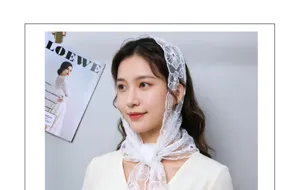 Foulard triangulaire en dentelle blanche style français, élégant bandeau floral pour femme.