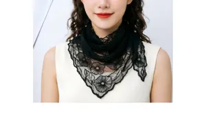 Foulard triangulaire en dentelle noire pour femme, élégant accessoire de cou brodé floral.
