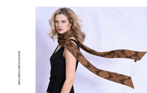 Vista dettagliata di una sciarpa in seta stretta e stampata, indossata con eleganza al collo.