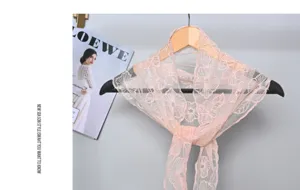 Foulard triangulaire en dentelle florale rose doux élégant accessoire de mode printemps été