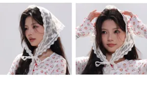 Détail du foulard triangulaire en dentelle florale blanche, accessoire cheveux style pastoral.
