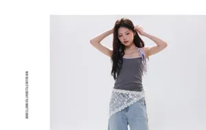 Ensemble foulard triangle en dentelle florale et caraco gris pour femme look superposé.