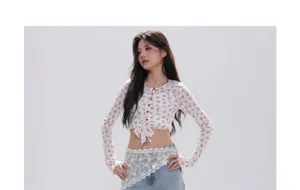 Vue detaille du crop top noué en dentelle florale et de l'accessoire de taille champêtre.