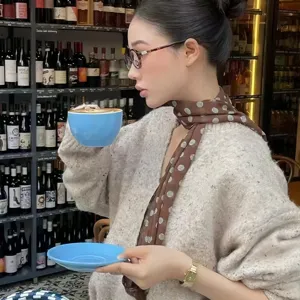 Foulard en soie long à pois marron rétro français élégant accessoire de cou léger et chic