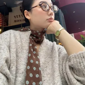 Foulard en soie long à pois marron rétro français, élégant tour de cou fin et chic.