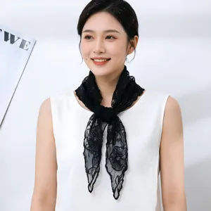 Foulard triangulaire en dentelle noire, élégant accessoire de cou fleuri pour femme printemps.
