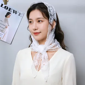 Foulard triangulaire en dentelle française broderie florale élégante accessoire cheveux chic
