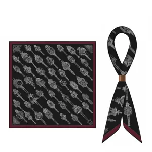 Schwarzes Seidenquadrattuch 70cm und Twilly Set mit Laternenmuster und weinrotem Rand.