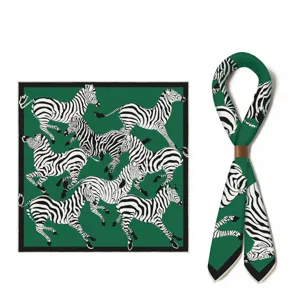 Grüner Seidenschal mit Zebradruck, elegante Tiermotive und weiche Samttextur für Damen.