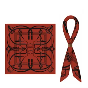 Rotes Samt-Quadrat-Tuch und Twilly-Set mit klassischem schwarzen Reiter-Harness-Druck.