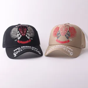 Gros plan détaillé de casquettes de baseball trucker en mesh brodées de crânes en noir et kaki.