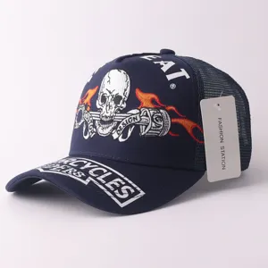 Casquette trucker en maille bleu marine avec broderie tête de mort et piston, streetwear.