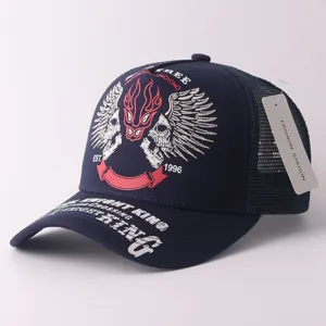 Vue rapprochée détaillée de la casquette de baseball en résille brodée de têtes de mort.