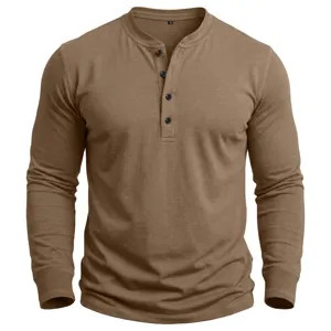 Nahaufnahme des khakifarbenen Herren Langarm Henley Shirts mit Kragen und vier schwarzen Knöpfen.