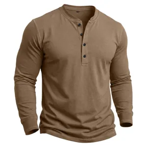 Herren Langarm Henley Shirt aus Baumwolle, khaki braunes Freizeitoberteil mit Knopfleiste.