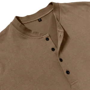 Nahaufnahme des klassischen Herren-Baumwoll-Henley-Kragens, der Knöpfe und des Etiketts.