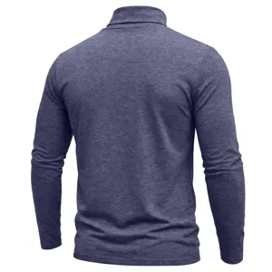 Rückansicht im Detail vom blauen Herren Rollkragen Langarmshirt mit Strickstruktur.